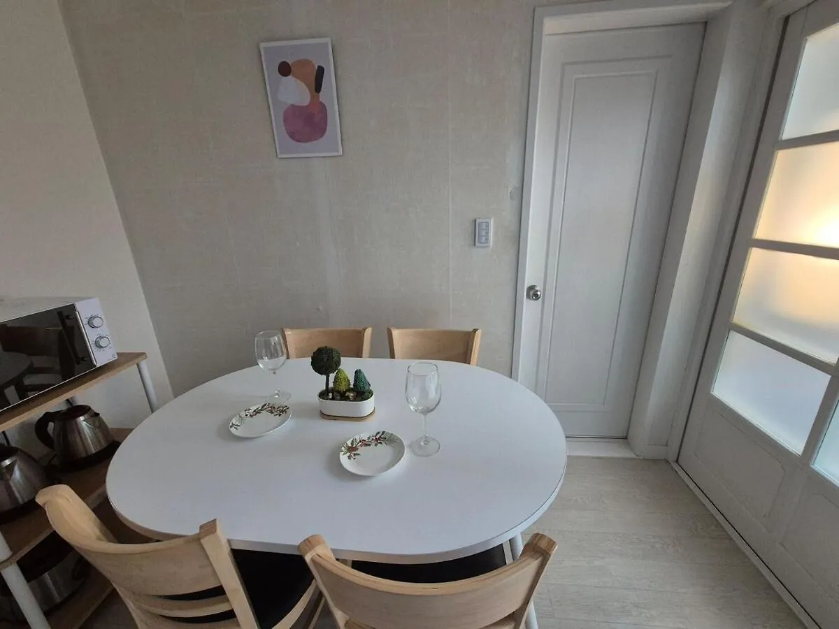 Apartment Open Mart, Traders 3 Minutes On Foot 15 Pyeong Entire House Room 2,Living Room 1, Toilet 1, Tv, Free Parking Seoul South Korea